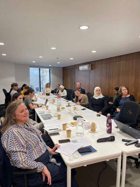 رحلة الصمت: فهم العنف الموجّه تكنولوجياً ضد المرأة وتأثيره على مشاركة الشابات المدنية